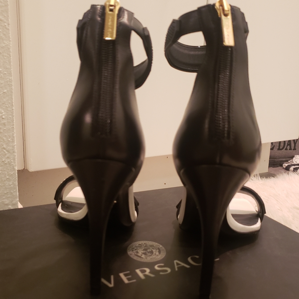 Runway Versace logo high heels - Picture 2 of 5